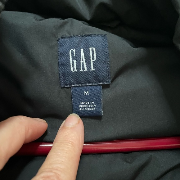 GAP - Down Vest - women’s - Picture 2 of 5